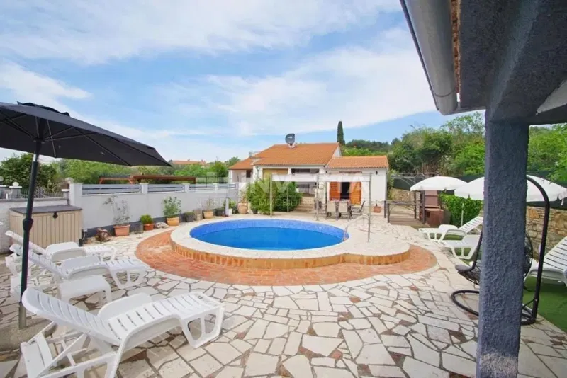 Casa a un piano in una posizione tranquilla con piscina + 2 edifici ausiliari – 2