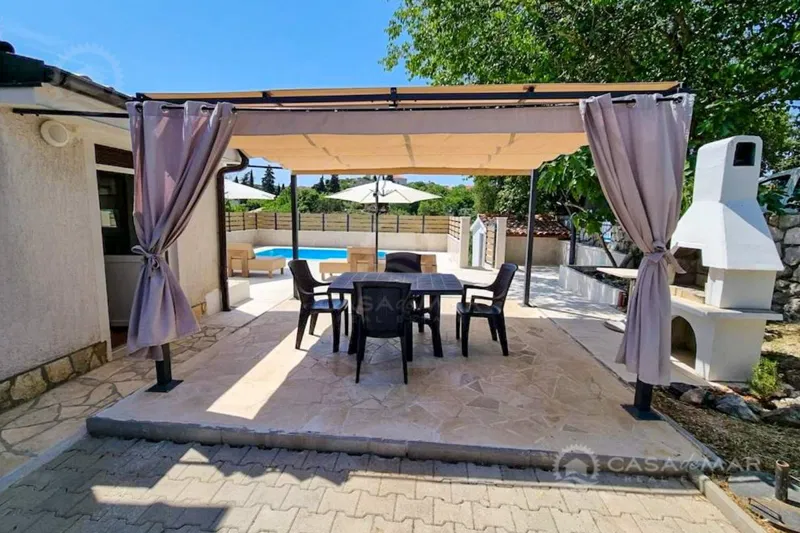 Dvojna kuća s bazenom i uređenom okućnicom u mirnom okruženju Krka! – 3