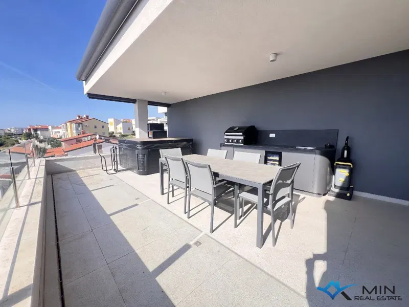 Attico lussuosamente arredato con vista mare a Cittanova – 3