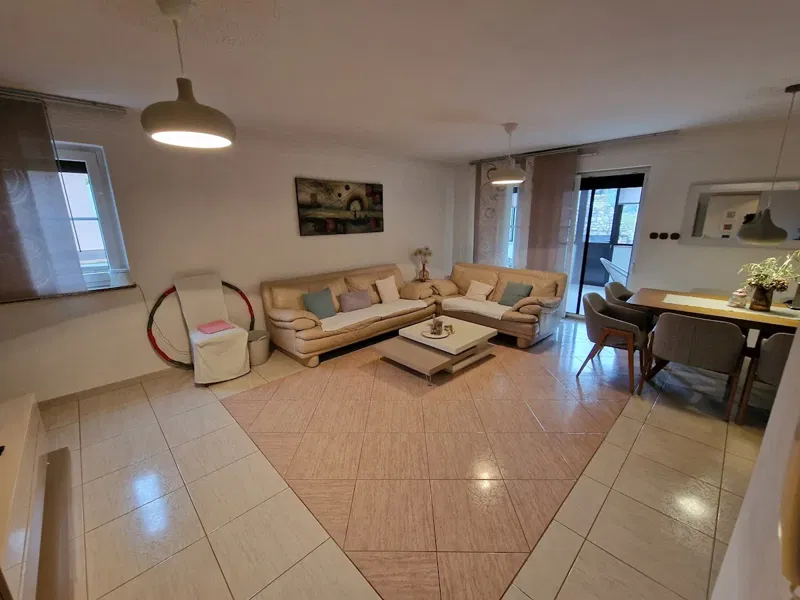 Immobiliare Istria, vendo casa con giardino in una posizione tranquilla vicino a Cittanova – 2