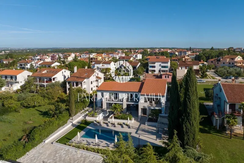 Lussuosa villa confortevole con piscina e vista mare vicino alla città – 3