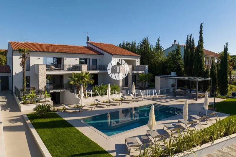 Lussuosa villa confortevole con piscina e vista mare vicino alla città – 2