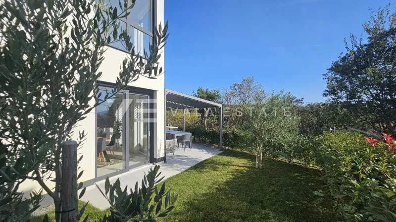 COMFORTABLE TWO-FLOOR APARTMENT WITH ITS OWN YARD AND SEA VIEW – 3