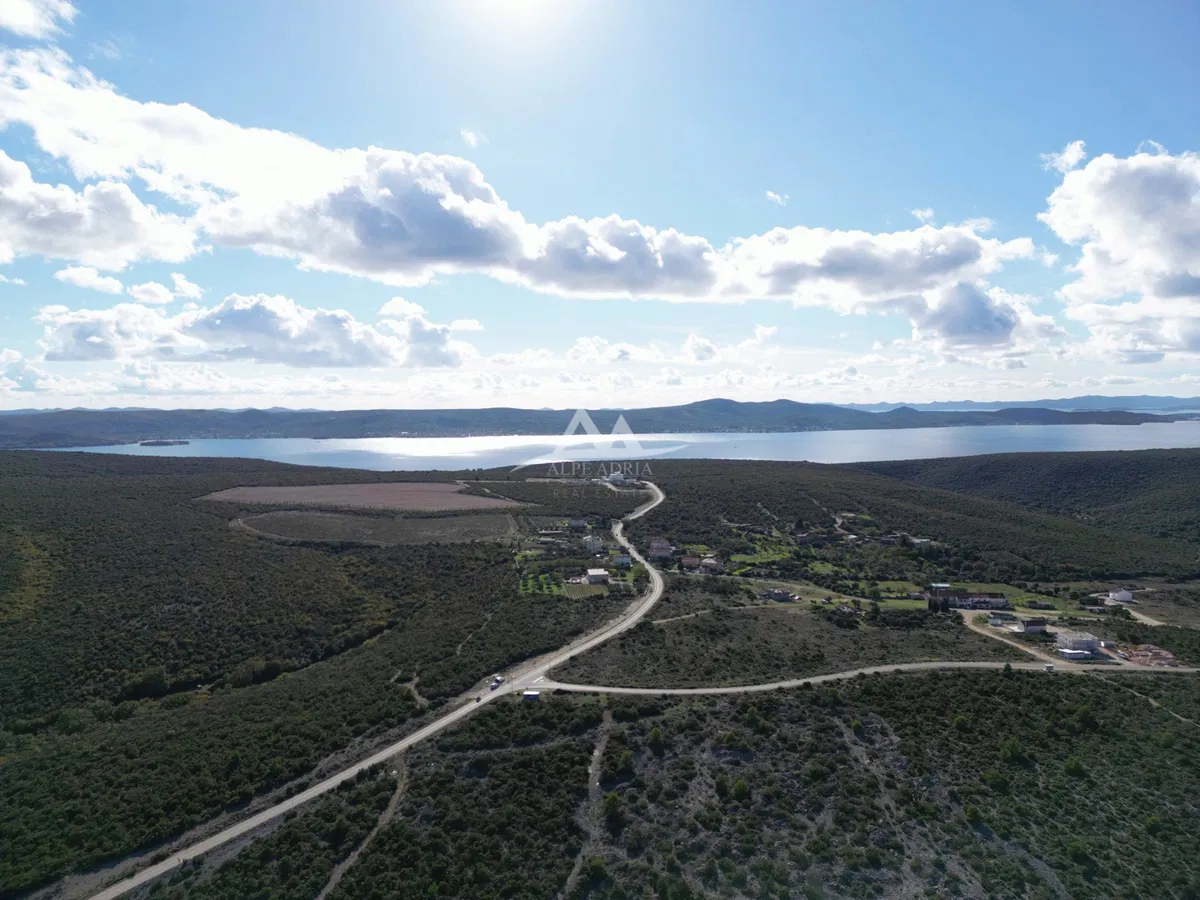RAŠTANE - GRAĐEVINSKA PARCELA  9515 M2  - 90€/m2