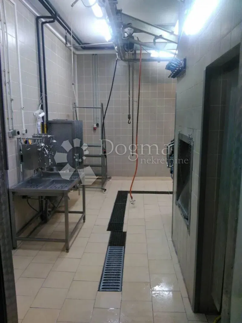 Lokal użytkowy Brinje, 300m2 – 2