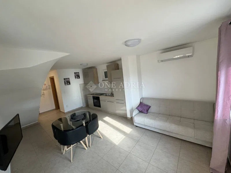 DVA APARTMANA SA POGLEDOM NA MORE!! – 3