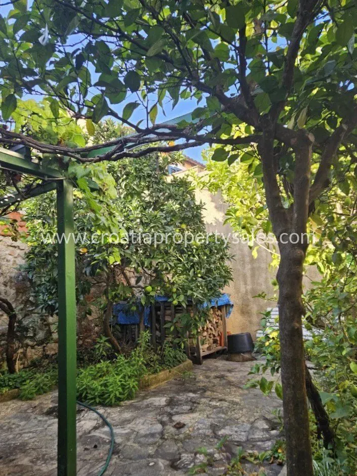 Hvar, old stone house for sale, 470.000 € – 2