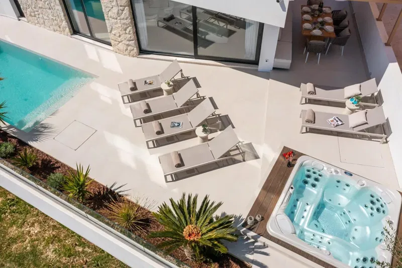 Villa by the beach, first row to the sea – 3
