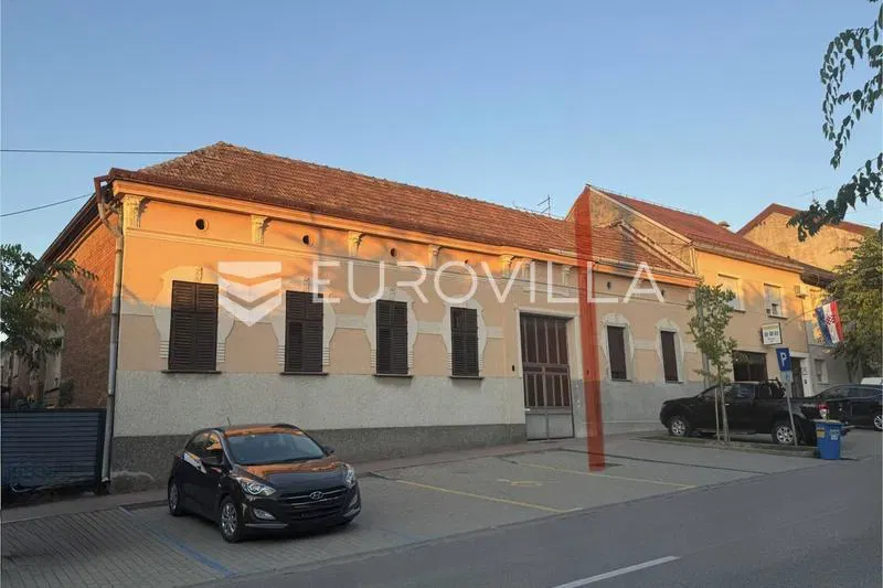 Đakovo, Centar, prostrana kuća sa dva stana i dvorištem 1018 m2