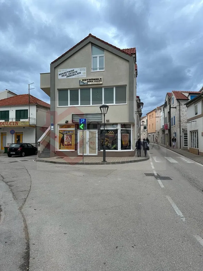 Poslovni prostor: Vodice, ulični lokal, 21 m2