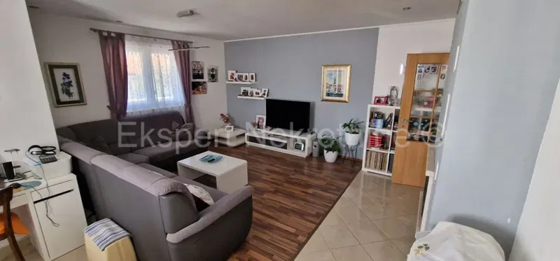 Čiovo, quartiere G. poviše plaže, casa indipendente 260m2, con 2 appartamenti, – 3