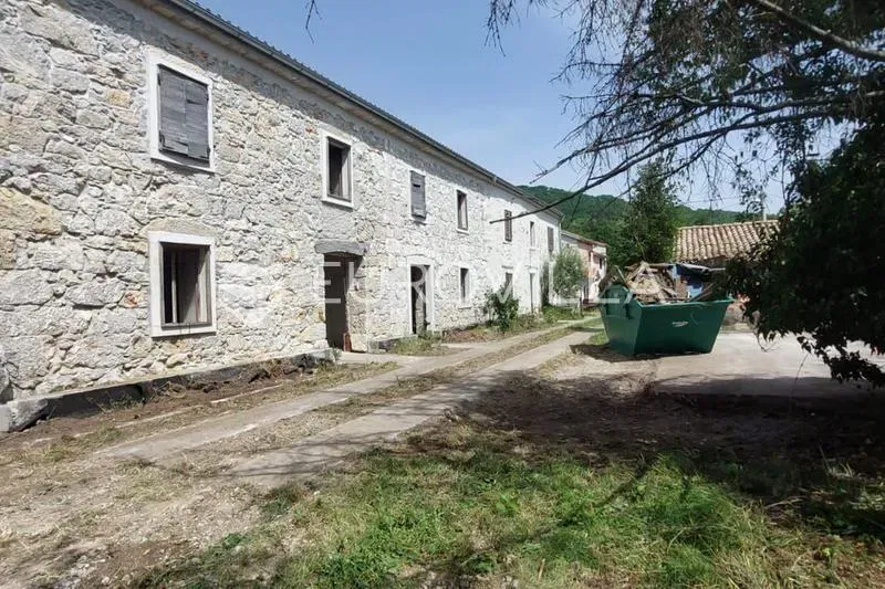 Istra, Roč, old stone house with outbuildings and agricultural land – 2