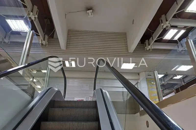 Rijeka, store in the city center with a net usable area of 56.80 m² – 3
