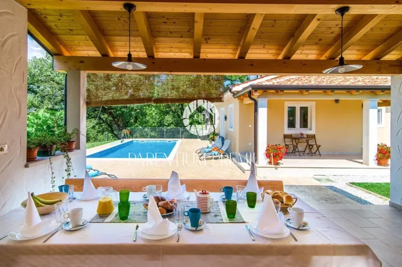 Una bellissima casa su un piano con piscina e ampio giardino – 2
