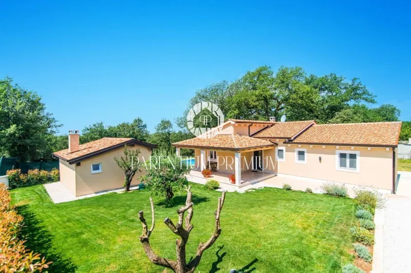 Una bellissima casa su un piano con piscina e ampio giardino – 3