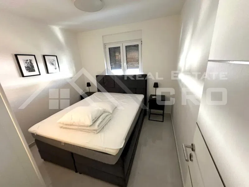 Immobili Čiovo – Appartamento moderno arredato con splendida terrazza sul tetto, in vendita – 2