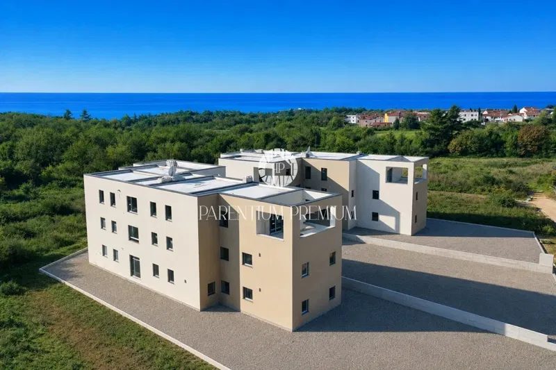 Modern apartment on the ground floor with 3 bedrooms and a large yard near the beach – 2