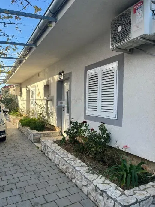 Kuća s tri apartmana, Pirovac