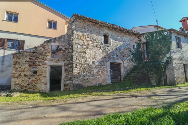 Kuća za renovaciju sa velikim dvorištem u središnjoj Istri!