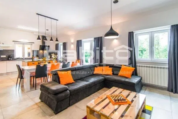 Porec 17 km - Comfortable house with a pool, summer kitchen, and cellar. – 2