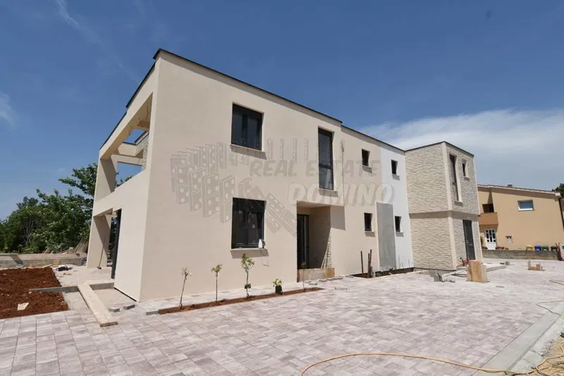 Novogradnja-dvojček z bazenom in vrtom-Malinska! – 2