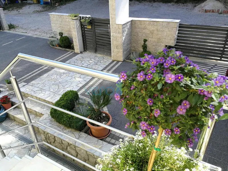 Isola di Krk, Omišalj, casa indipendente con 4 appartamenti, giardino e vista, a 100 m dalla spiaggia, in vendita – 2