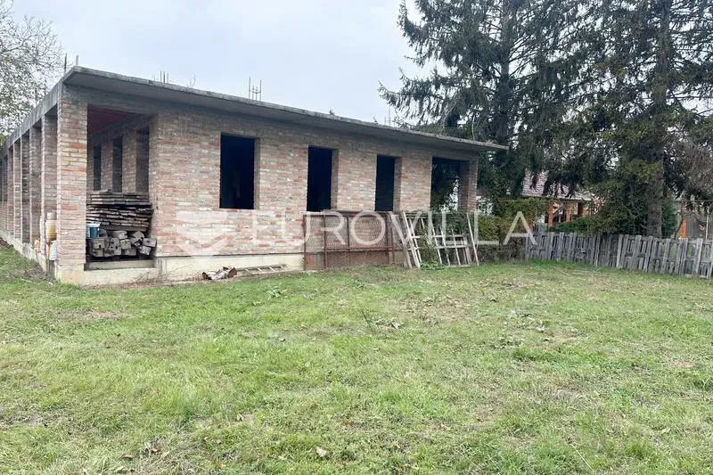 Vinkovci, Zalužje, roh bau vikendica 297,89 m² na zemljištu površine 6263 m²