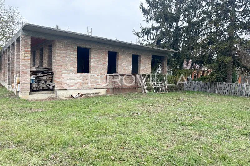 Vinkovci, Zalužje, roh bau vikendica 297,89 m² na zemljištu površine 6263 m²