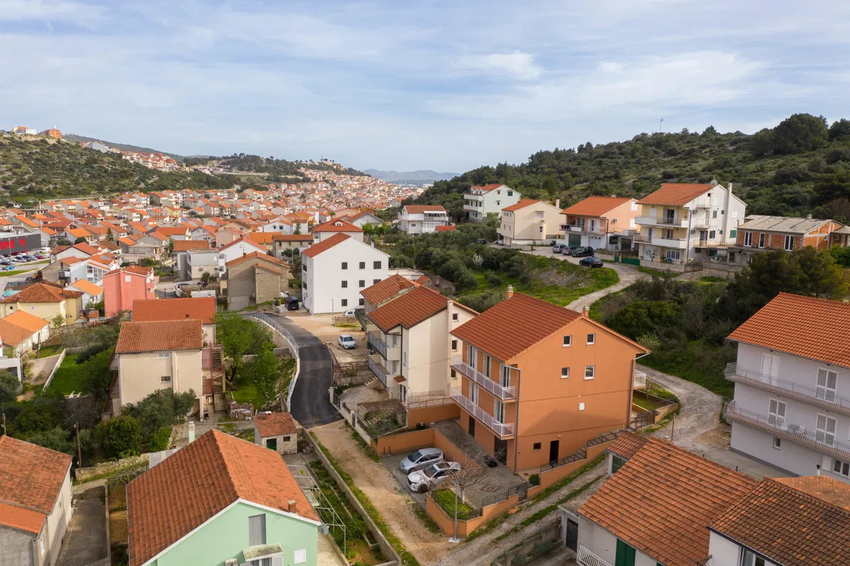 Prekrasna kuća sa dva stana, tri parkinga i okućnicom u Šibeniku