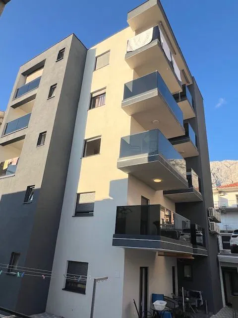 Makarska-zapad - dva dvosobna stana, svaki po 42m2
