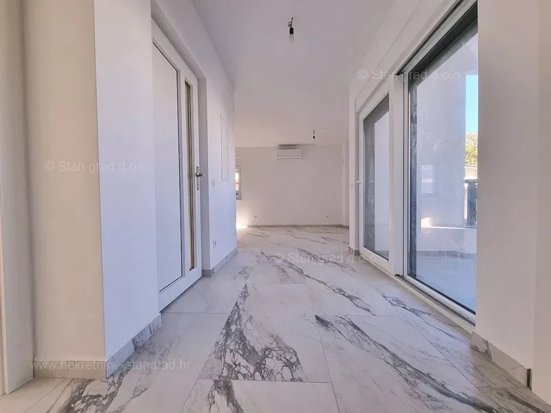 Uvala Soline, nuova costruzione, appartamento al 1° piano vicino al mare! – 2