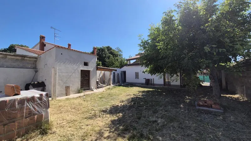 Beautiful detached stone house with garden – 3