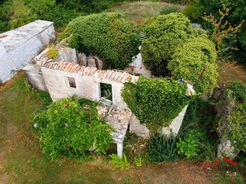 Gračišće, altes istrisches Ruinenhaus mit großem Garten