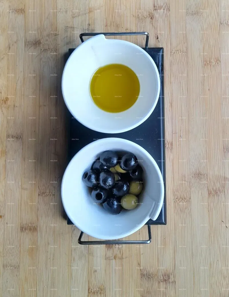 The title "Maslinik ! Valtura !" can be translated to Italian as "Oliveto ! Valtura !" – 3