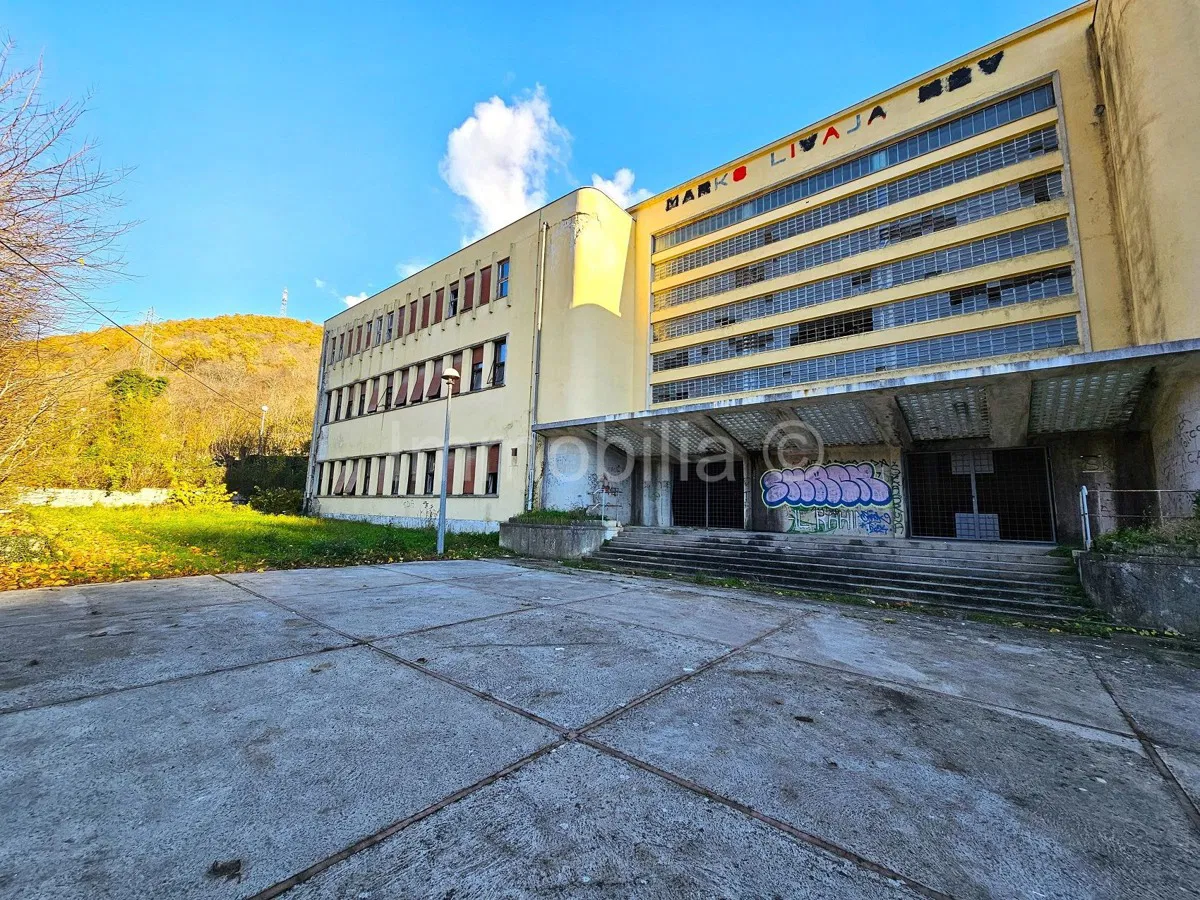 DOM ZA STARIJE OSOBE, 4500 m2 STAMBENO, 7000 m2 ZEMLJIŠTE, RAŠA!