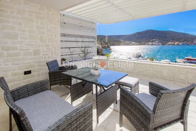Seafront villa with pool, for sale – 2