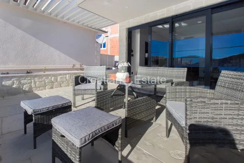 Seafront villa with pool, for sale – 3