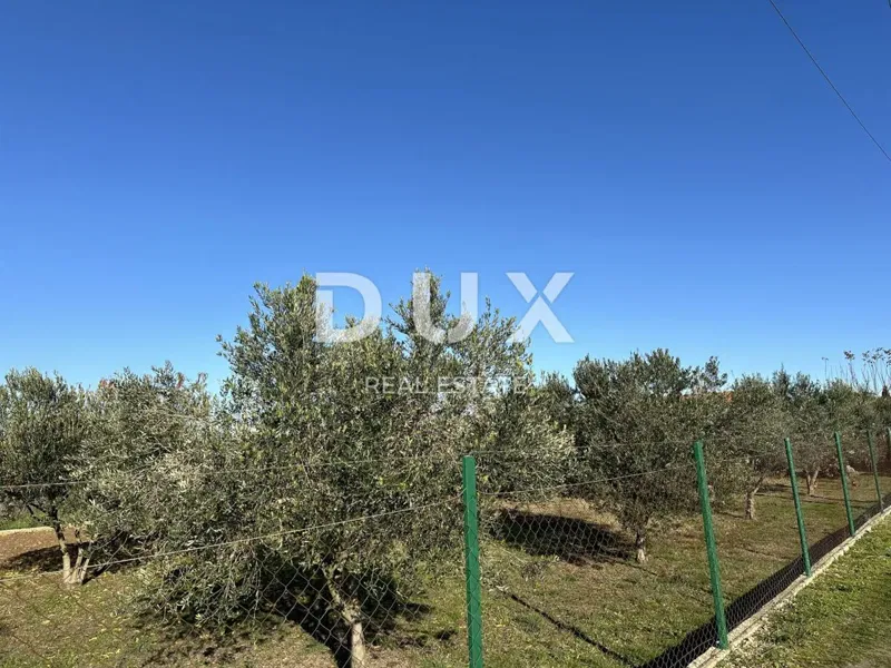 CRNO, ZADAR - Fenced plot with garden house! – 2