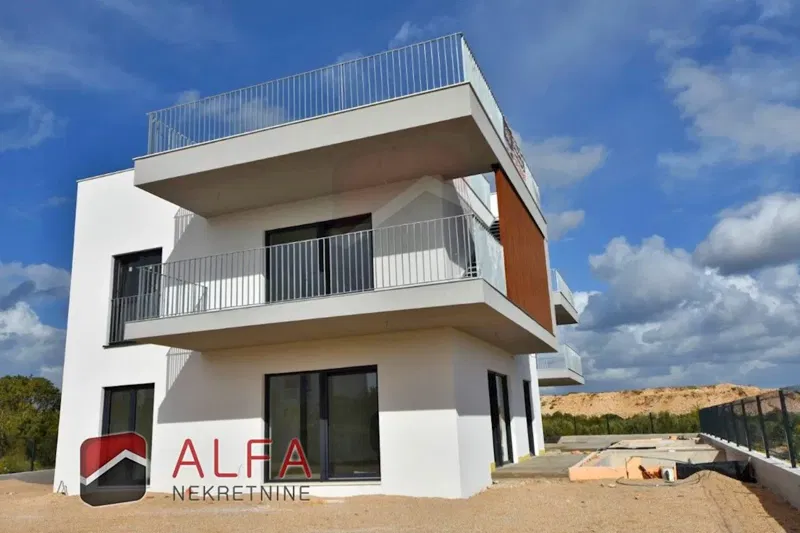 Croazia, Vodice, nuova costruzione, confortevole appartamento in vendita al piano terra, con piscina e giardino – 2