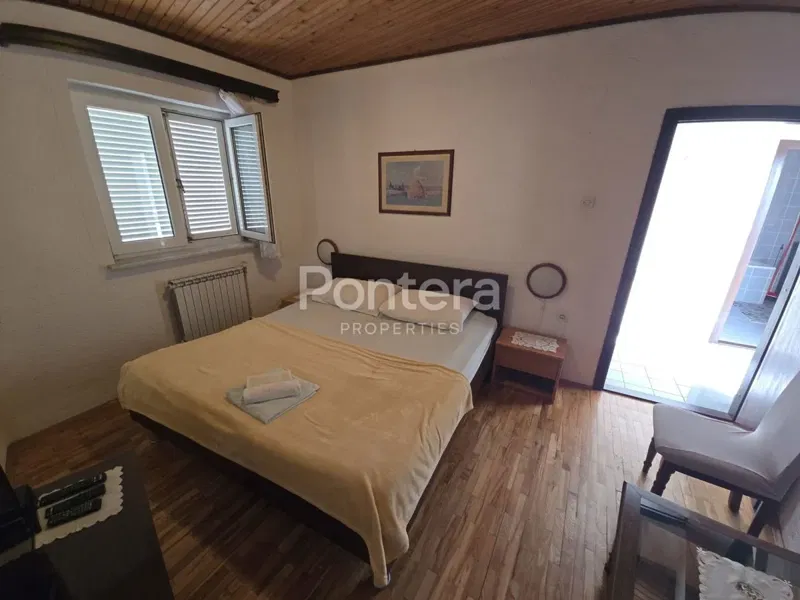 JADRANOVO, house with five apartments, 450 m from the sea – 3