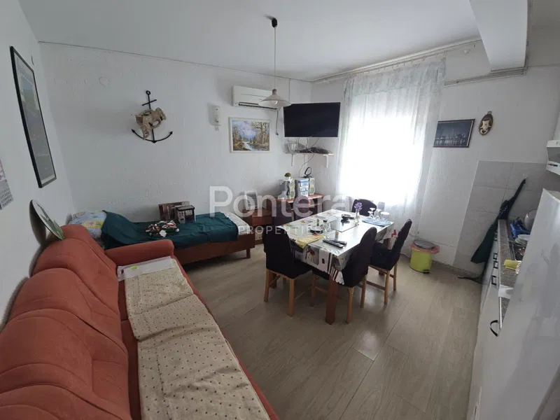 JADRANOVO, house with five apartments, 450 m from the sea – 2
