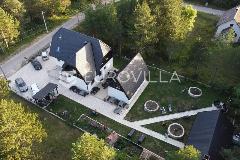 Plitvička jezera, Korenica, dvije kuće 470 m²