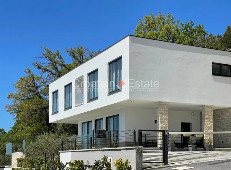 Tengerre néző villa medencével, eladó – 2