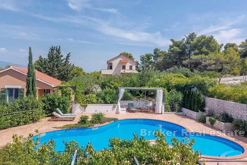House with a large garden and swimming pool – 2