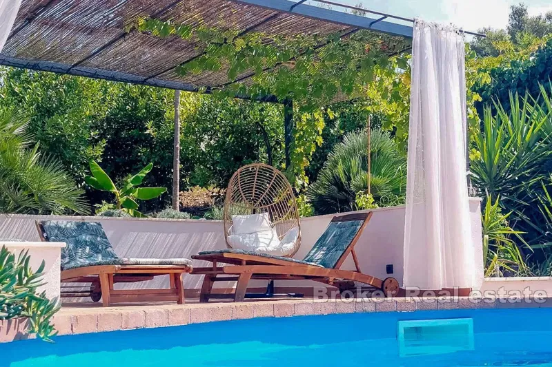 House with a large garden and swimming pool – 3