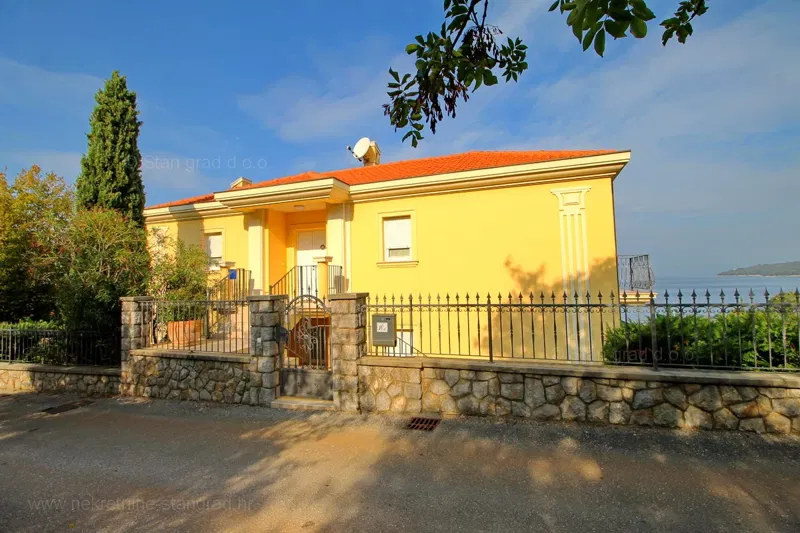 Njivice, casa indipendente con 3 unità abitative, seconda fila al mare – 2