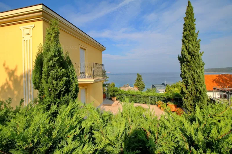 Njivice, casa indipendente con 3 unità abitative, seconda fila al mare – 3