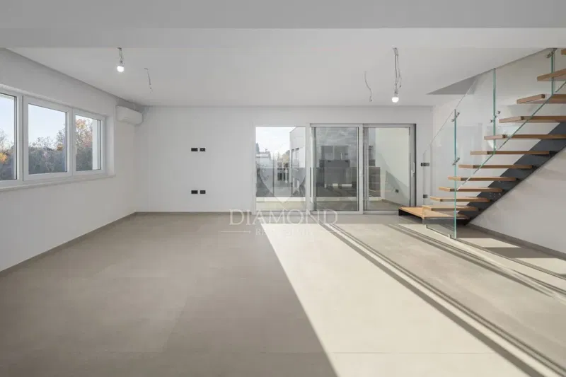 Rovinj, apartment in a great location with a sea view – 2