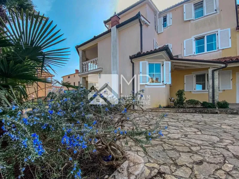 Medulin, detached house with 10 apartments, 600 m from the beach – 2