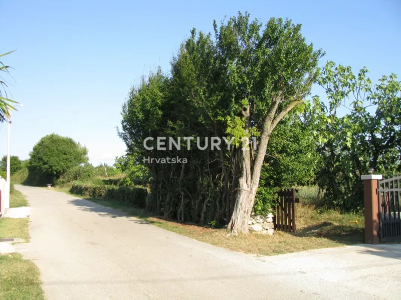 BARBAN, BUILDING LAND NEAR ALL NECESSARY AMENITIES FOR LIVING – 3
